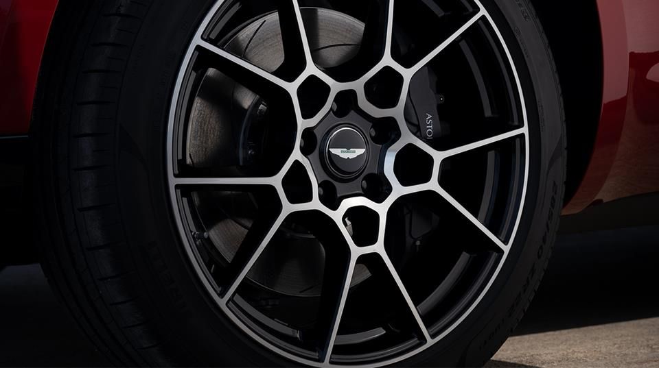 Aston Martin DBX Image Listing 7