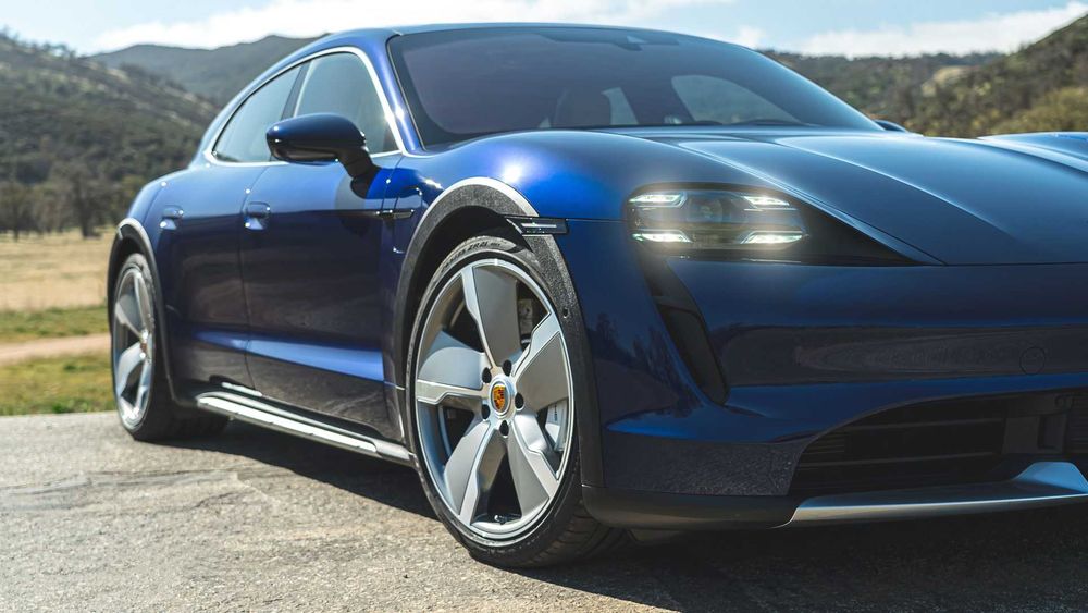 Porsche Taycan Cross Turismo Image Listing 2
