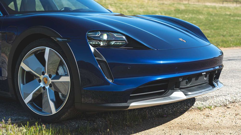 Porsche Taycan Cross Turismo Image Listing 3